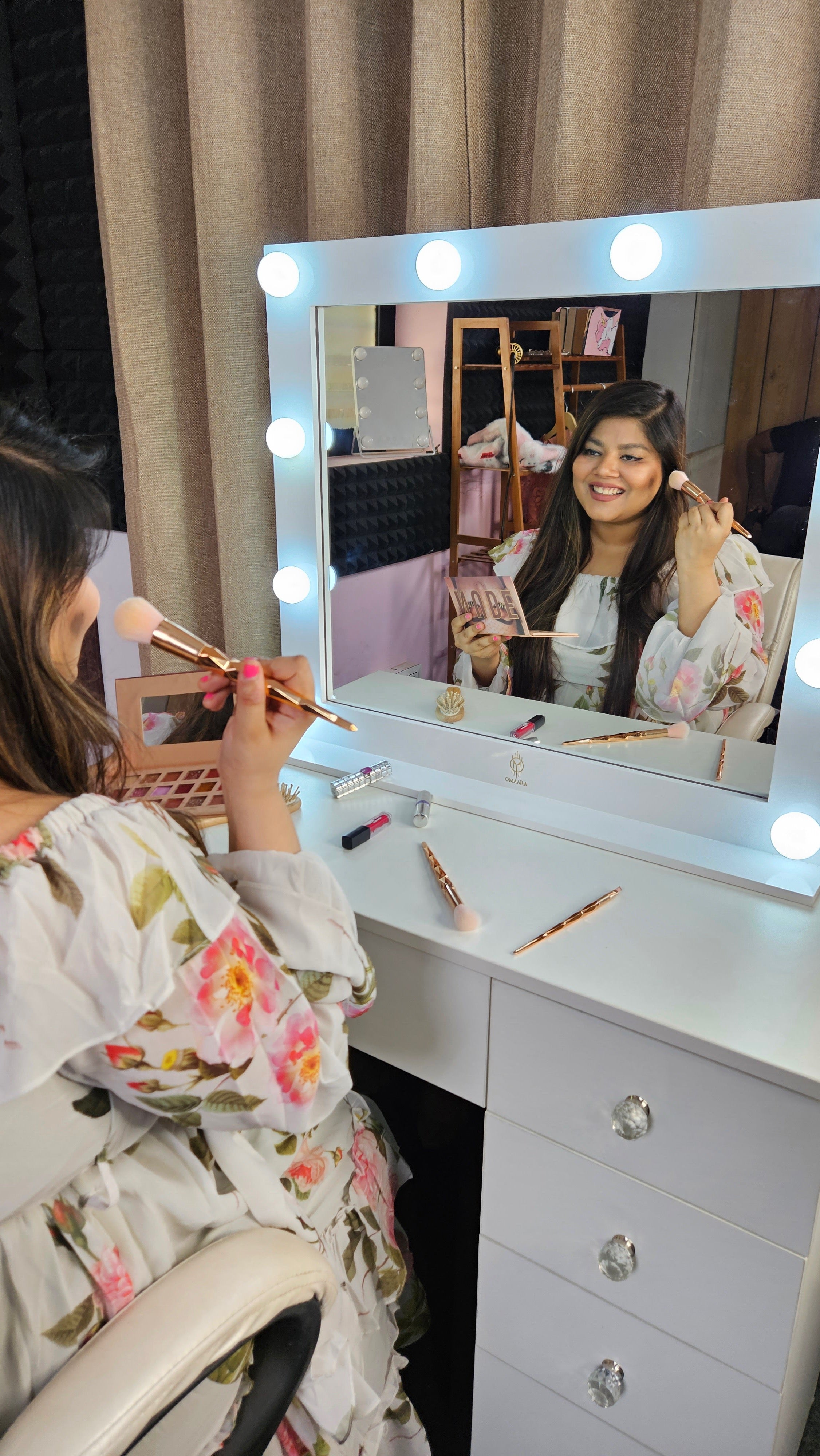 THE MAKEUP BAWSE | MAKEUP VANITY WITH LED LIGHTS