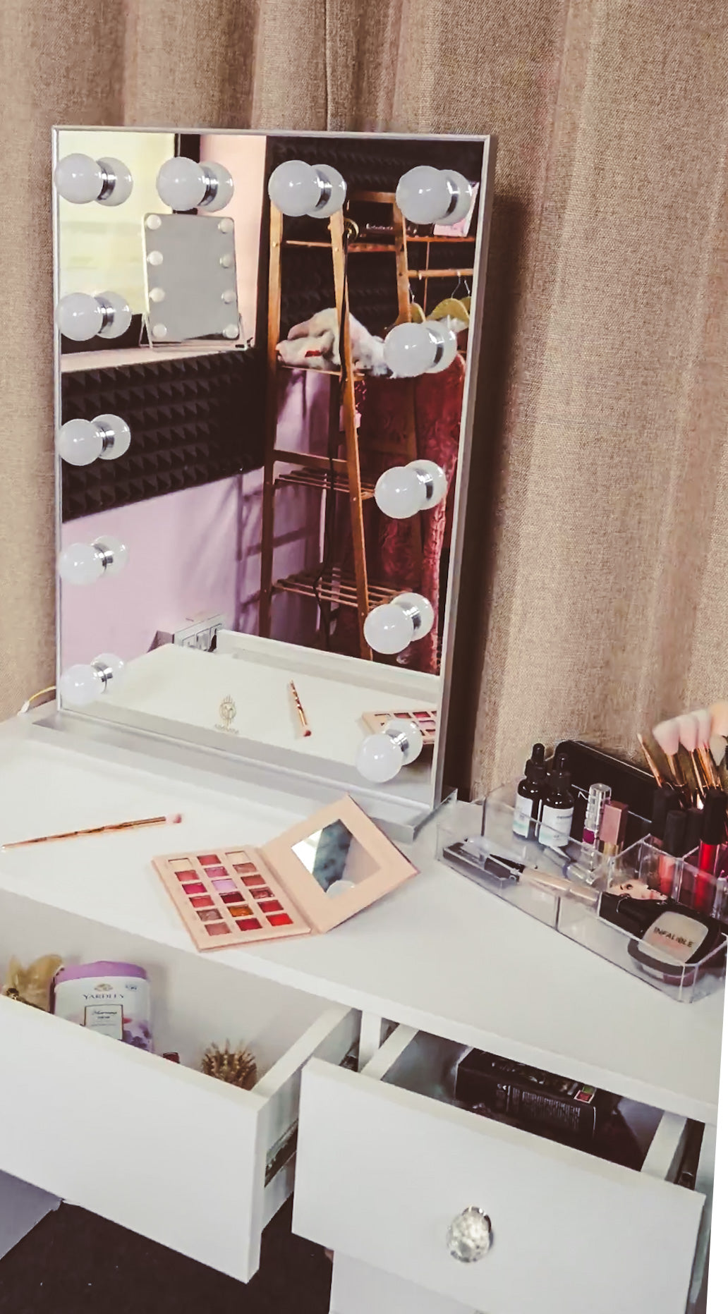 THE MAKEUP OASIS | Makeup Vanity Dressing Table