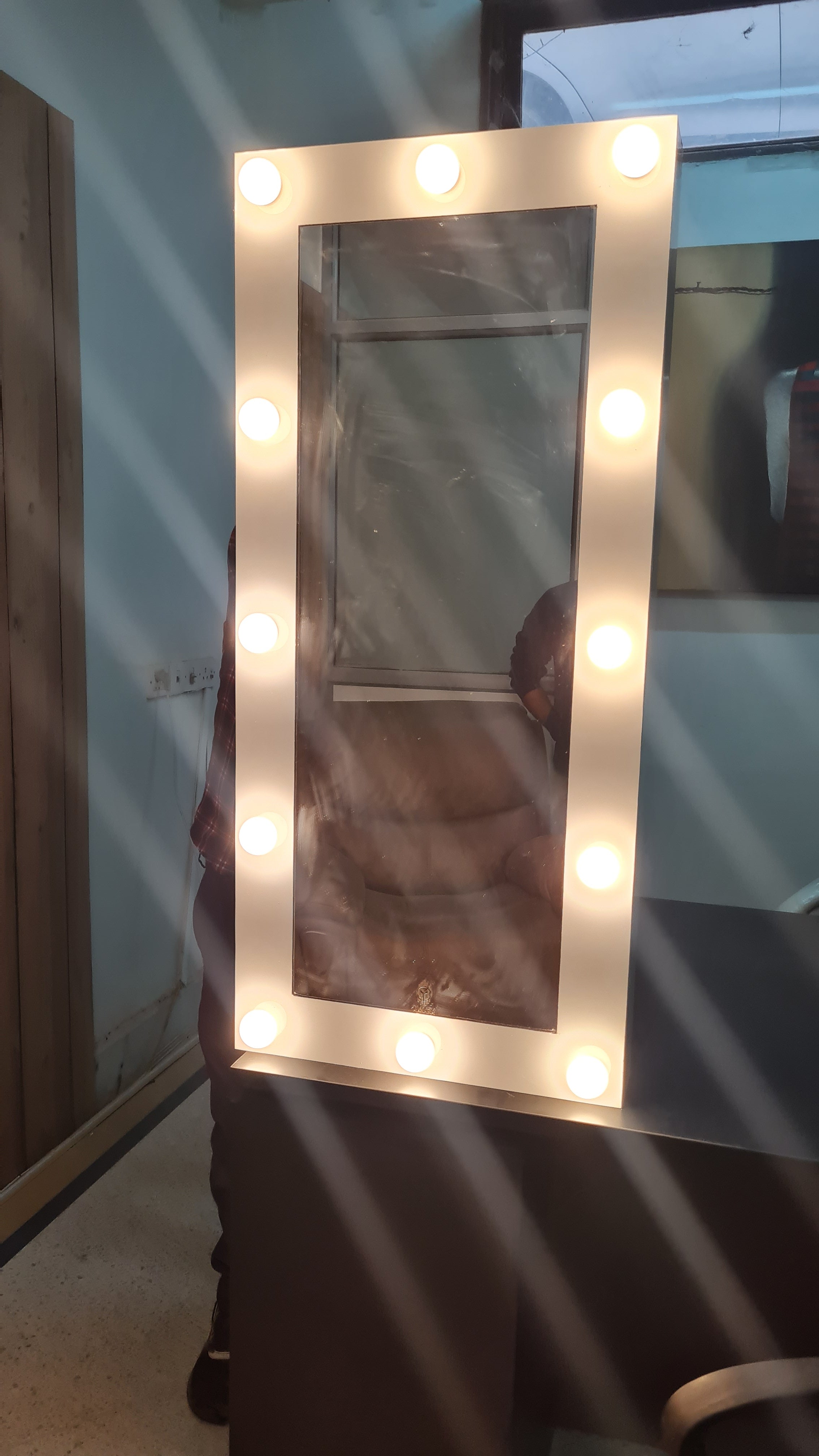 THE COMPACT STYLER | MAKEUP MIRROR WITH LIGHTS - Omaara