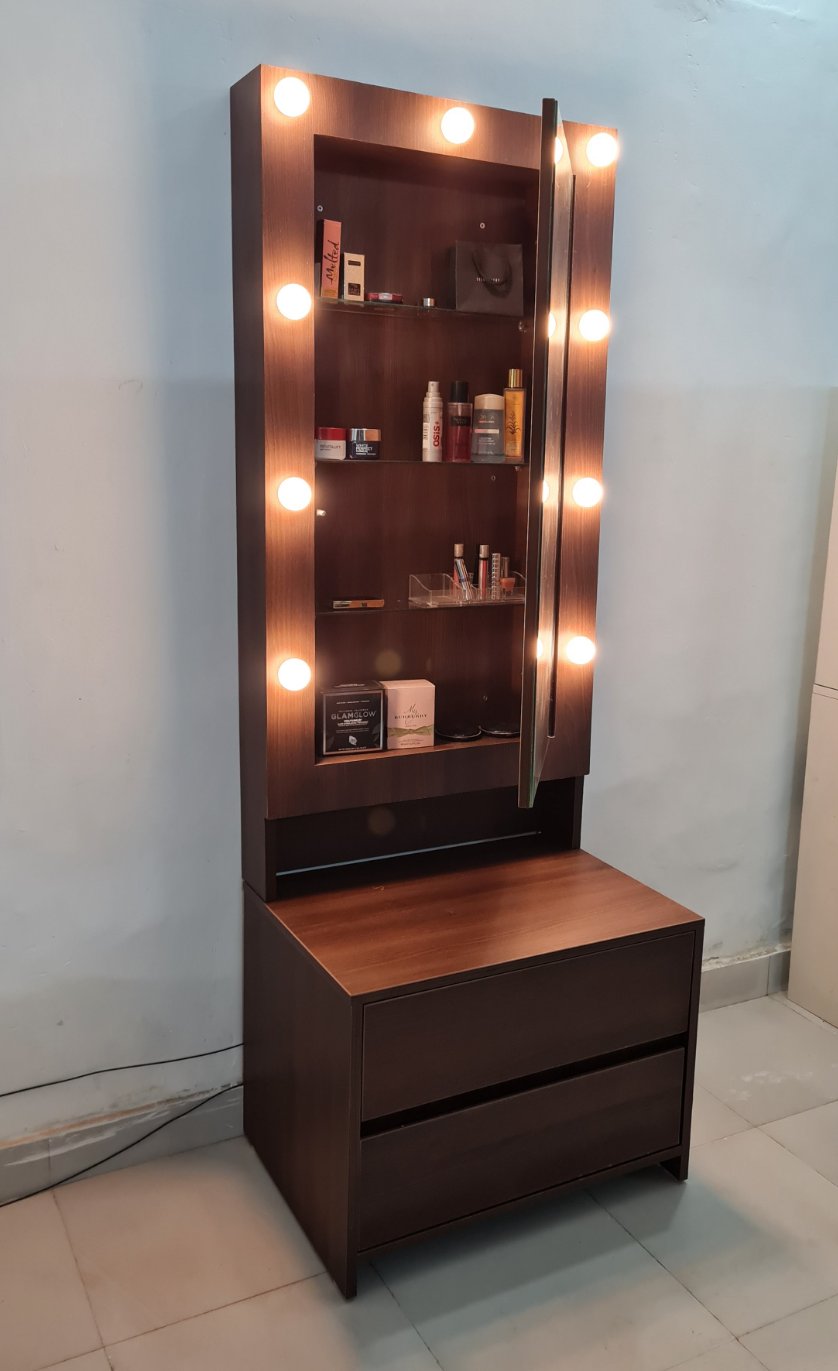 THE MAKEUP ICON | MAKEUP VANITY WITH LED LIGHTS - Omaara