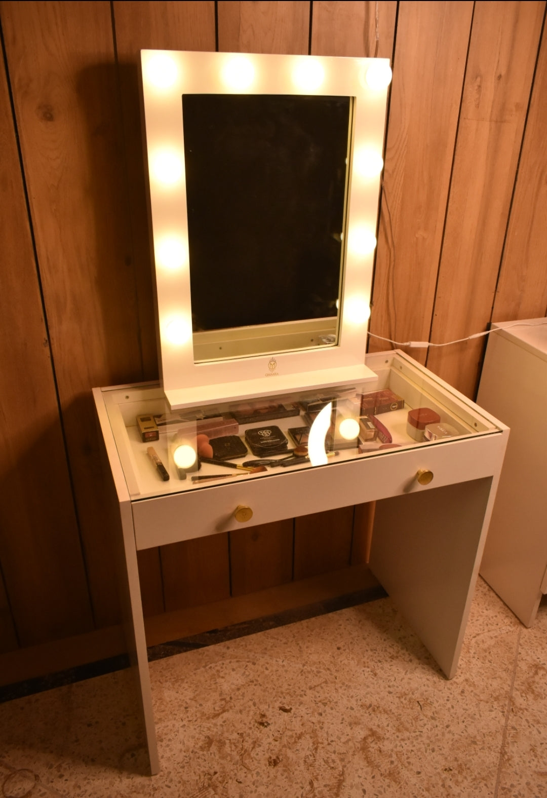 THE MAKEUP FIREFLY | MAKEUP VANITY WITH LED LIGHTS - Omaara