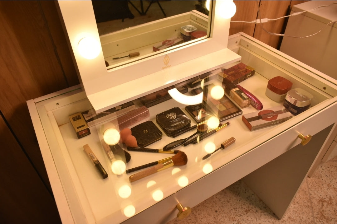THE MAKEUP FIREFLY | MAKEUP VANITY WITH LED LIGHTS - Omaara